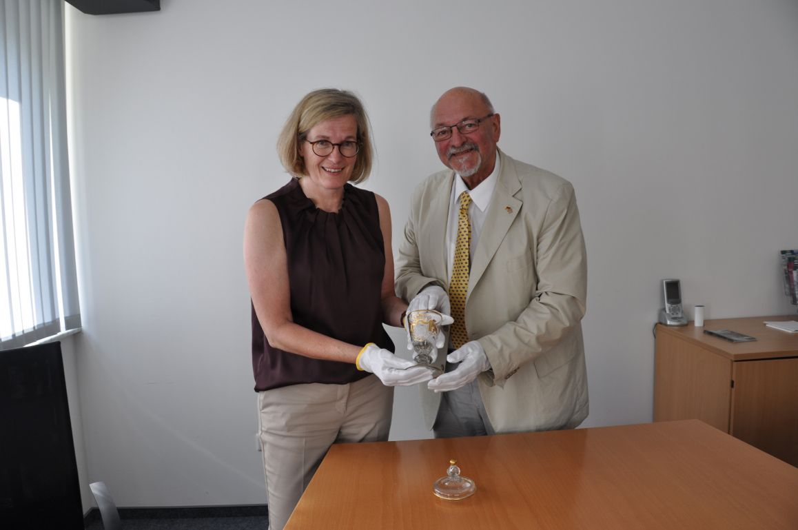 Übergabe eines hochwertigen Deckelpokals 